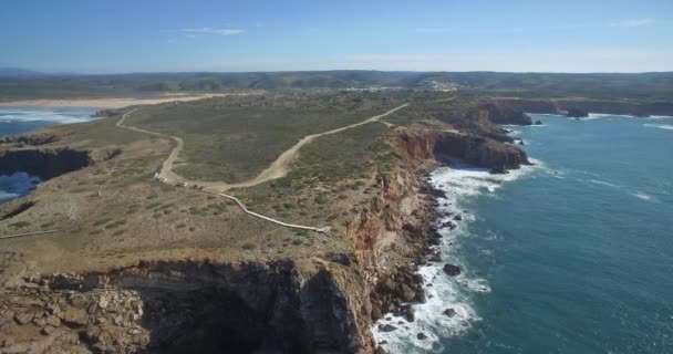 Luchtfoto, steile klif lijnen bij Praia Da Zimbreirinha, Portugal — Stockvideo