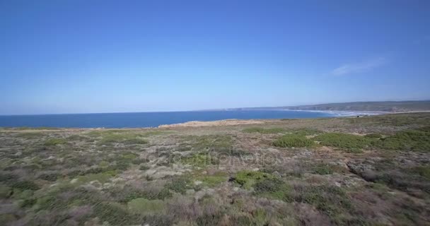 Linie lotnicze, strome urwiska w Praia Da Zimbreirinha, Portugalia — Wideo stockowe