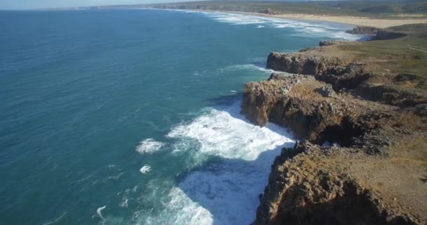 Vzdušný, strmé skály linie v Praia Da Zimbreirinha, Portugalsko — Stock video