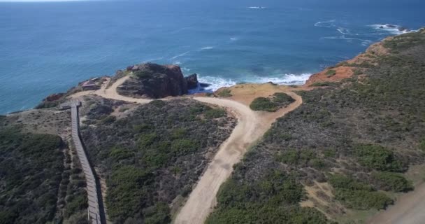 Antenn, brant klippa linjer vid Praia Da Zimbreirinha, Portugal — Stockvideo