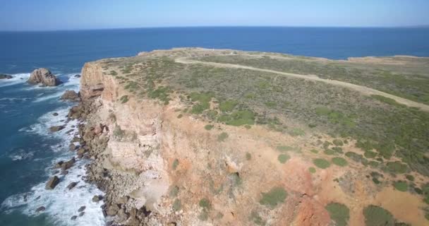 Linie lotnicze, strome urwiska w Praia Da Zimbreirinha, Portugalia — Wideo stockowe