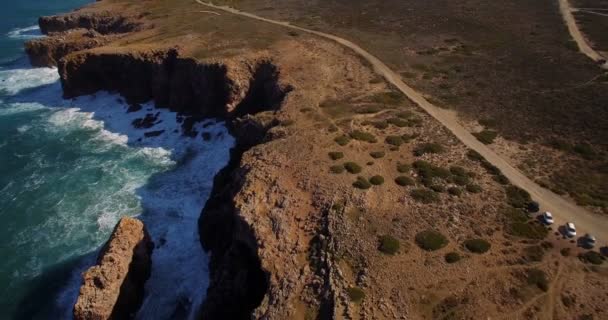 Linie lotnicze, strome urwiska w Praia Da Zimbreirinha, Portugalia — Wideo stockowe