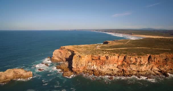 Vzdušný, strmé skály linie v Praia Da Zimbreirinha, Portugalsko — Stock video