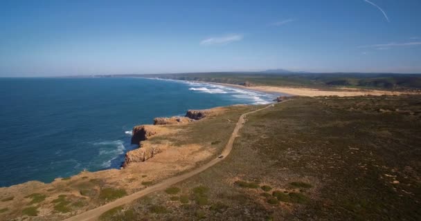 Vzdušný, strmé skály linie v Praia Da Zimbreirinha, Portugalsko — Stock video