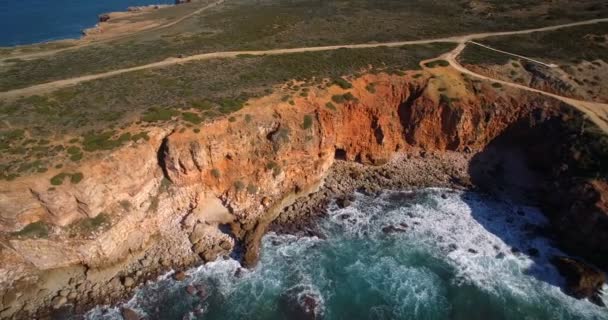 Vzdušný, strmé skály linie v Praia Da Zimbreirinha, Portugalsko — Stock video