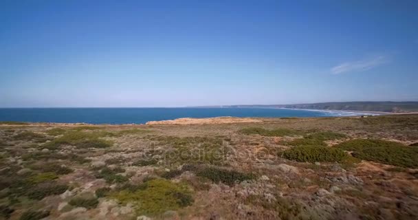 Лінії повітряні, круті скелі в Прайя-да-Zimbreirinha, Португалія — стокове відео