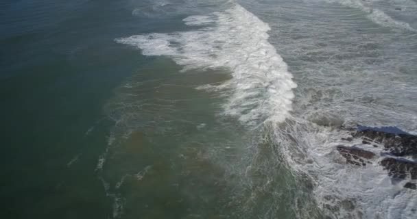 Luchtvaart, vlucht boven Praia De Cavaleiro Coast Line, Portugal — Stockvideo