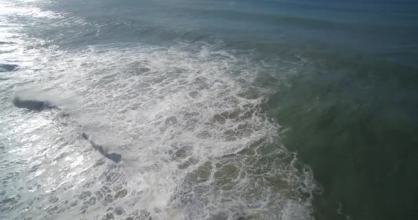 Aérea, Vuelo sobre la línea costera Praia De Cavaleiro, Portugal — Vídeos de Stock