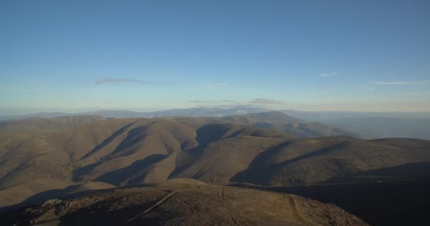 Антена, політ над красива гірська в Fujaco, захід сонця, Португалія — стокове відео