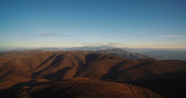 Aerian, Zbor deasupra muntelui frumos la Fujaco, Apus de soare, Portugalia — Videoclip de stoc