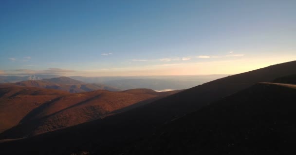 エアリアル、Fujaco、サンセット、ポルトガルで山岳美しい以上のフライト — ストック動画
