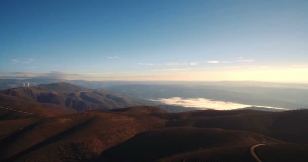 Εναέρια, πτήση πάνω από την όμορφη ορεινή Fujaco, ηλιοβασίλεμα, Πορτογαλία — Αρχείο Βίντεο