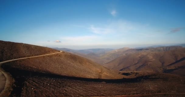 Antenne, vlucht Over prachtige bergachtige op Fujaco, zonsondergang, Portugal — Stockvideo