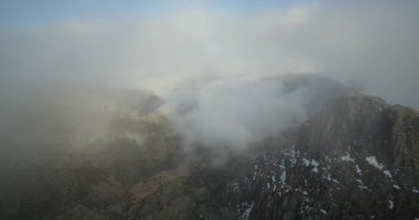 Hava, dağ silsilesi Serra De Estrela, Portekiz boyunca uçan