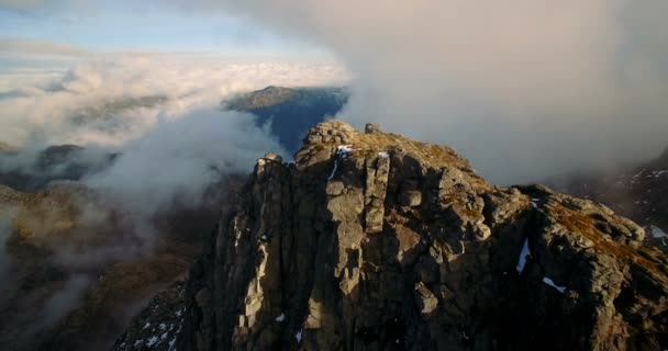 Aeronáutica, Voando ao longo da Cordilheira da Serra De Estrela, Portugal — Vídeo de Stock