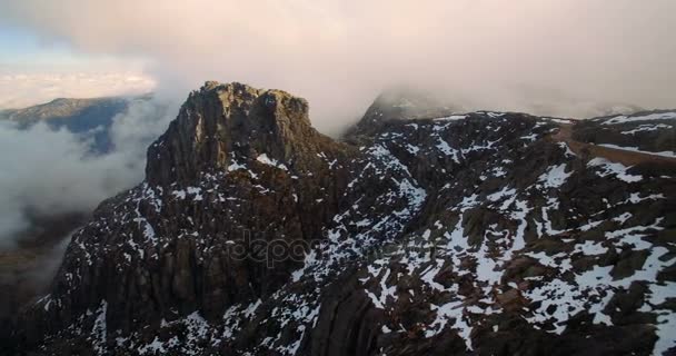 Aereo, Volare lungo la catena montuosa in Serra De Estrela, Portogallo — Video Stock