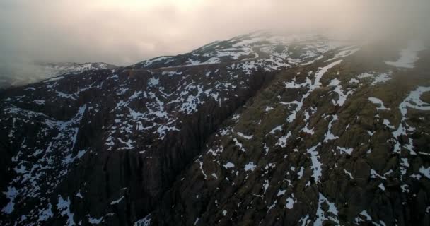 Antenne, vliegen langs bergketen In Serra De Estrela, Portugal — Stockvideo