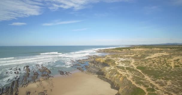 Antény, let podél krásné Praia De Nossa Senhora, Portugalsko — Stock video