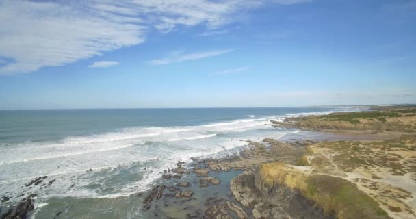 Aérea, Vuelo a lo largo de la hermosa Praia De Nossa Senhora, Portugal — Vídeos de Stock