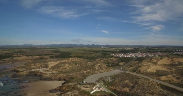 Aerial, Volo lungo la bellissima Praia De Nossa Senhora, Portogallo — Video Stock