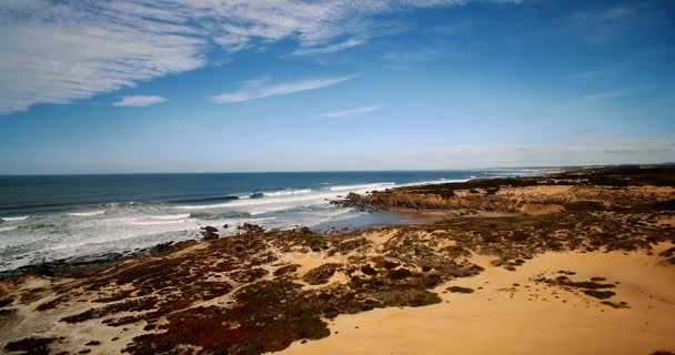 Aérea, Vuelo a lo largo de la hermosa Praia De Nossa Senhora, Portugal — Vídeo de stock