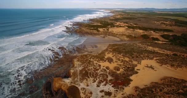 Aérea, Vuelo a lo largo de la hermosa Praia De Nossa Senhora, Portugal — Vídeos de Stock