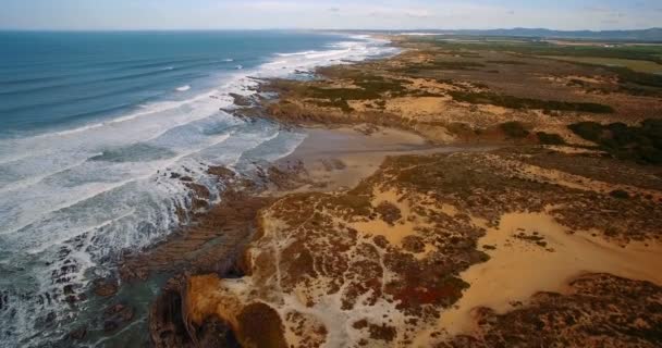 Aérea, Vuelo a lo largo de la hermosa Praia De Nossa Senhora, Portugal — Vídeo de stock