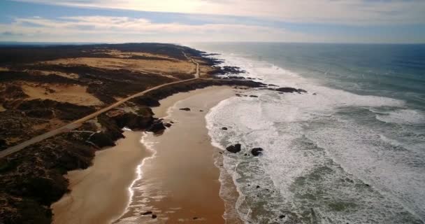 空中，沿美丽普拉亚葡萄牙圣母湾德我们飞行 — 图库视频影像