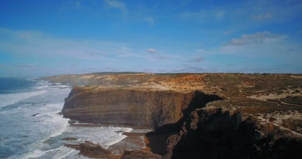 Aéreo, Voo ao longo da bela Praia de Nossa Senhora, Portugal — Vídeo de Stock