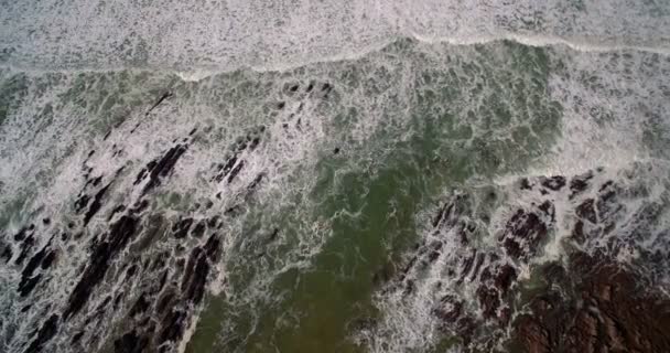 Aéreo, Voo ao longo da bela Praia de Nossa Senhora, Portugal — Vídeo de Stock