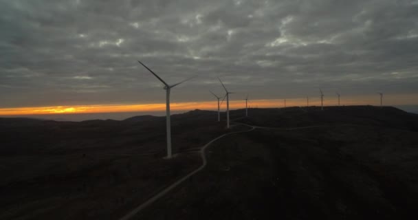 Antenn, flyger på ett kraftverk vid solnedgången, Portugal — Stockvideo