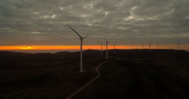 Lotnicze, latanie w elektrowni o zachodzie słońca, Portugalia — Wideo stockowe