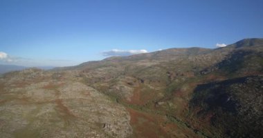 Hava, Parque Nacional Peneda-Geres, Portekiz dağlık manzara modunda uçan