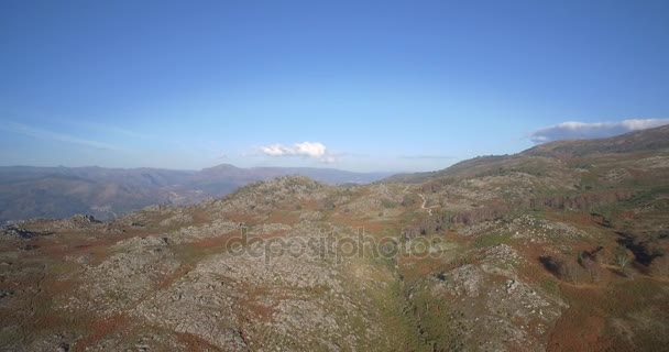 パルケ ナシオナル ジェレス、ポルトガルの山岳風景を飛んで空中 — ストック動画