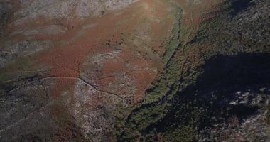 Hava, Parque Nacional Peneda-Geres, Portekiz dağlık manzara modunda uçan