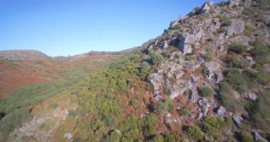 Hava, Parque Nacional Peneda-Geres, Portekiz dağlık manzara modunda uçan