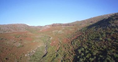 Hava, Parque Nacional Peneda-Geres, Portekiz dağlık manzara modunda uçan