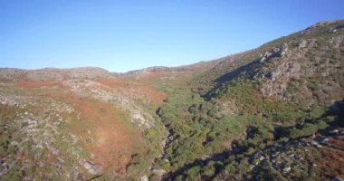 Hava, Parque Nacional Peneda-Geres, Portekiz dağlık manzara modunda uçan