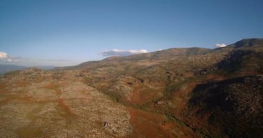 Hava, Parque Nacional Peneda-Geres, Portekiz dağlık manzara modunda uçan