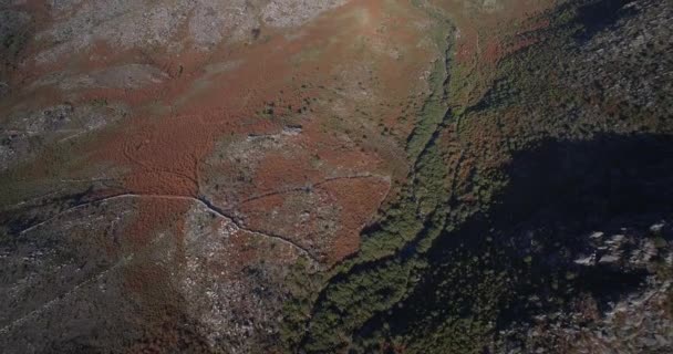 Lotnicze, latanie w górzysty krajobraz Parque Nacional Peneda-Geres, Portugalia — Wideo stockowe
