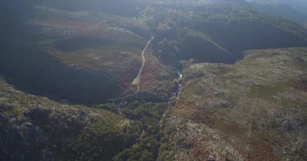 Воздушный, летящий в горном ландшафте Национального парка Пенеда-Жереш, Португалия — стоковое видео