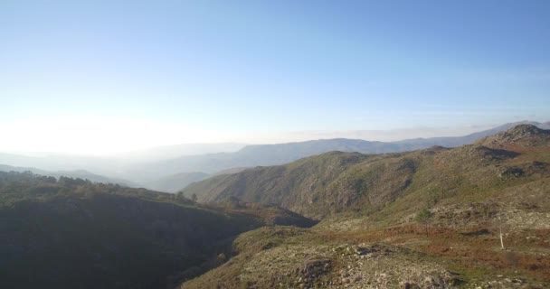 Hava, Parque Nacional Peneda-Geres, Portekiz dağlık manzara modunda uçan — Stok video