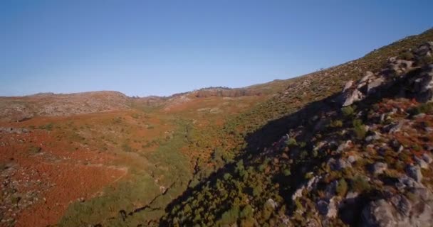 Aérea, Volando en el paisaje montañoso del Parque Nacional Peneda-Geres, Portugal — Vídeos de Stock
