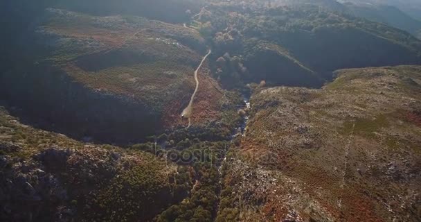 Aerea, Volare nel paesaggio montuoso del parco nazionale Peneda-Geres, Portogallo — Video Stock