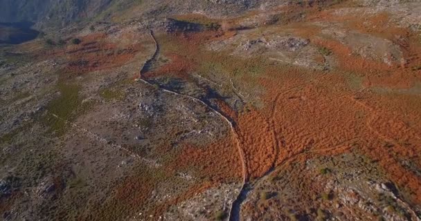 パルケ ナシオナル ジェレス、ポルトガルの山岳風景を飛んで空中 — ストック動画
