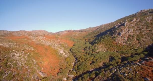 Aérea, Volando en el paisaje montañoso del Parque Nacional Peneda-Geres, Portugal — Vídeos de Stock