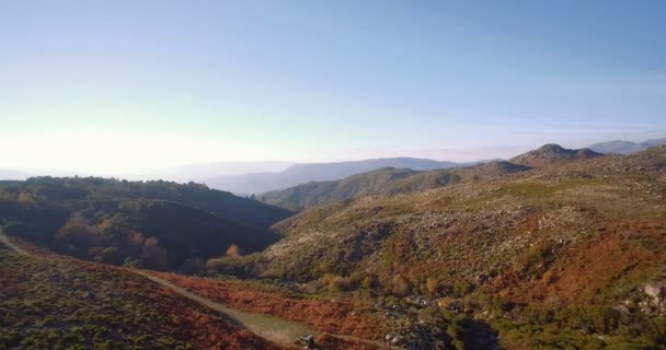 Antenne, vliegen In het bergachtige landschap van Parque Nacional Peneda-Geres, Portugal — Stockvideo