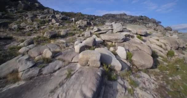 Antenn, flyg över steniga öknen på Cela, Portugal — Stockvideo