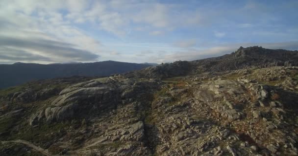 Aérea, Vuelo sobre el desierto pedregoso en Cela, Portugal — Vídeo de stock