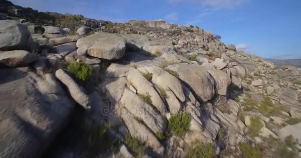 Antenne, flug über steinwüste bei cela, portugal — Stockvideo